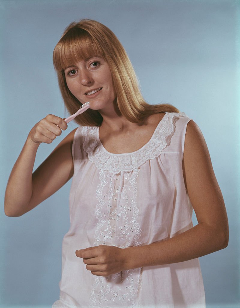 Une femme qui s'apprête à se brosser les dents | source : Getty Images