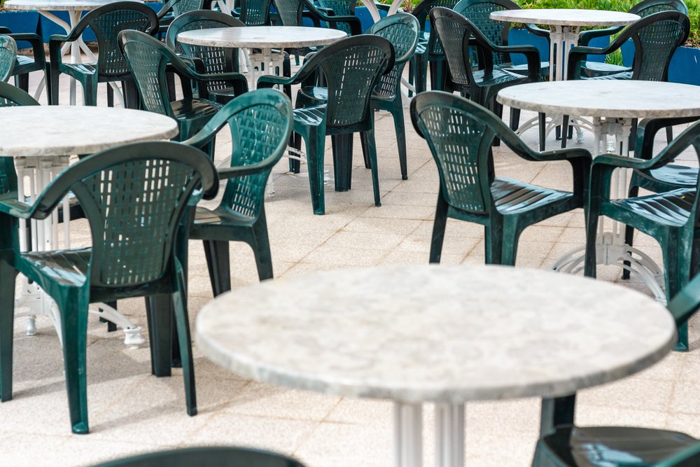 Mesas y sillas exteriores de un café. | Foto: Shutterstock