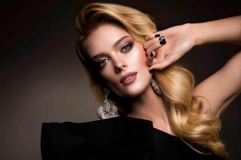 Maquillaje con tonos cobres. | Foto: Shutterstock.
