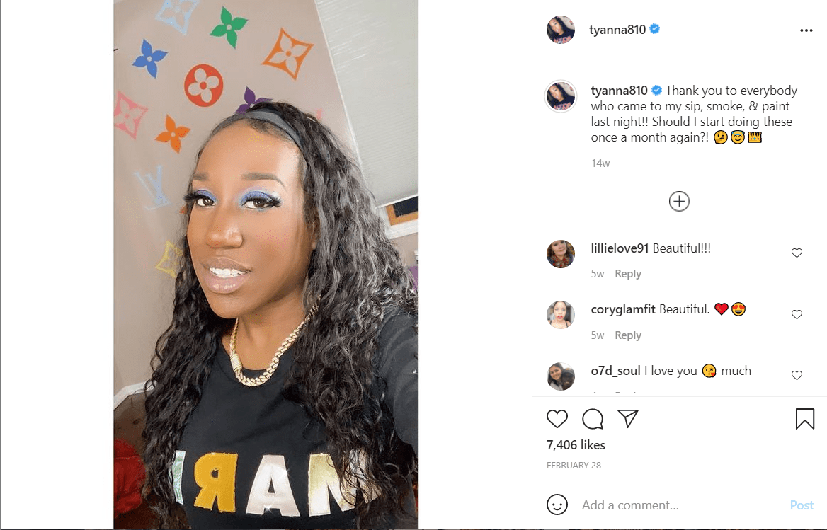 T'yanna Wallace takes a selfie smiling with her gold chain on. | Photo: Instagram/tyanna810
