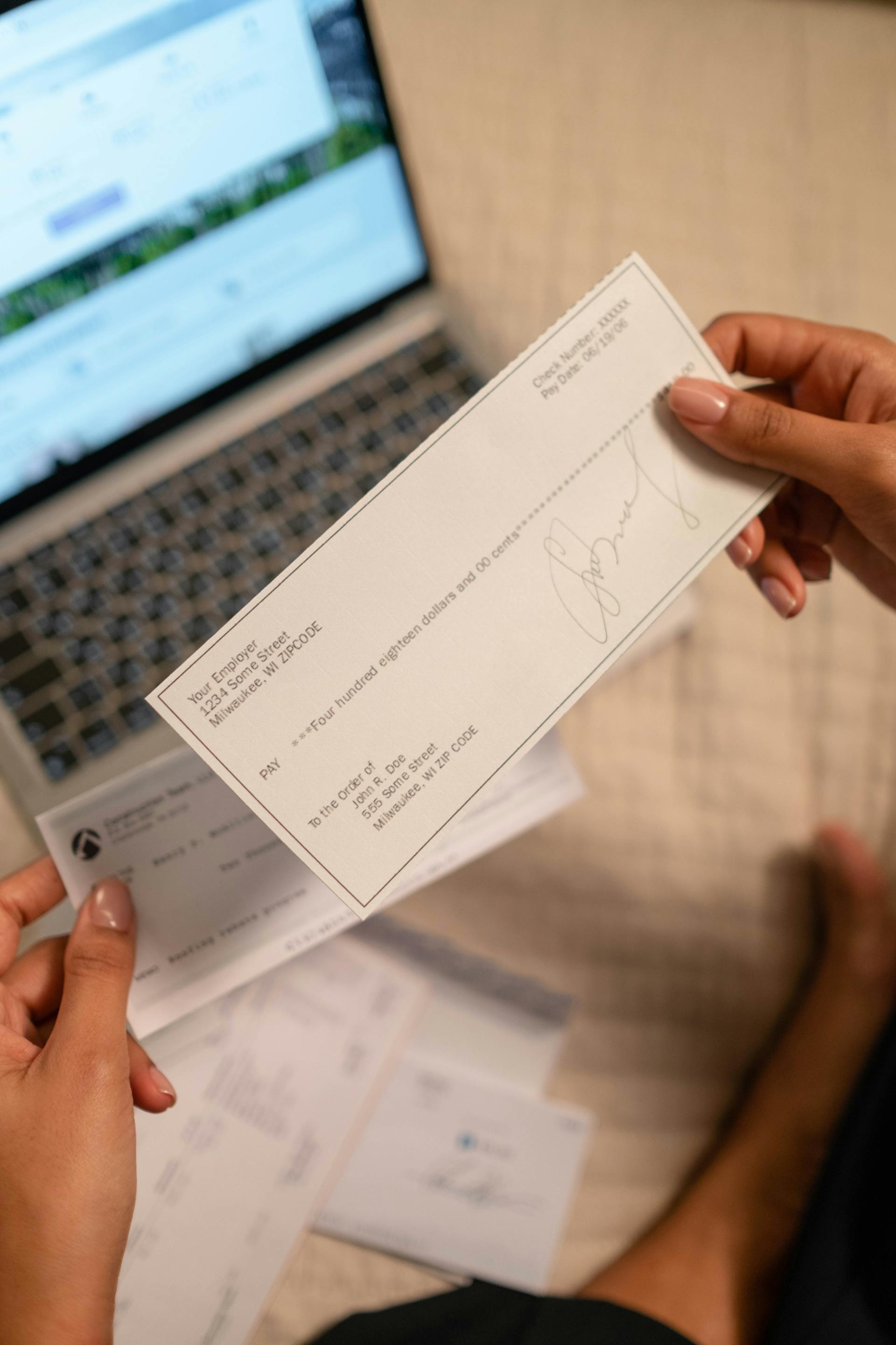 A person holding a cheque | Source: Pexels