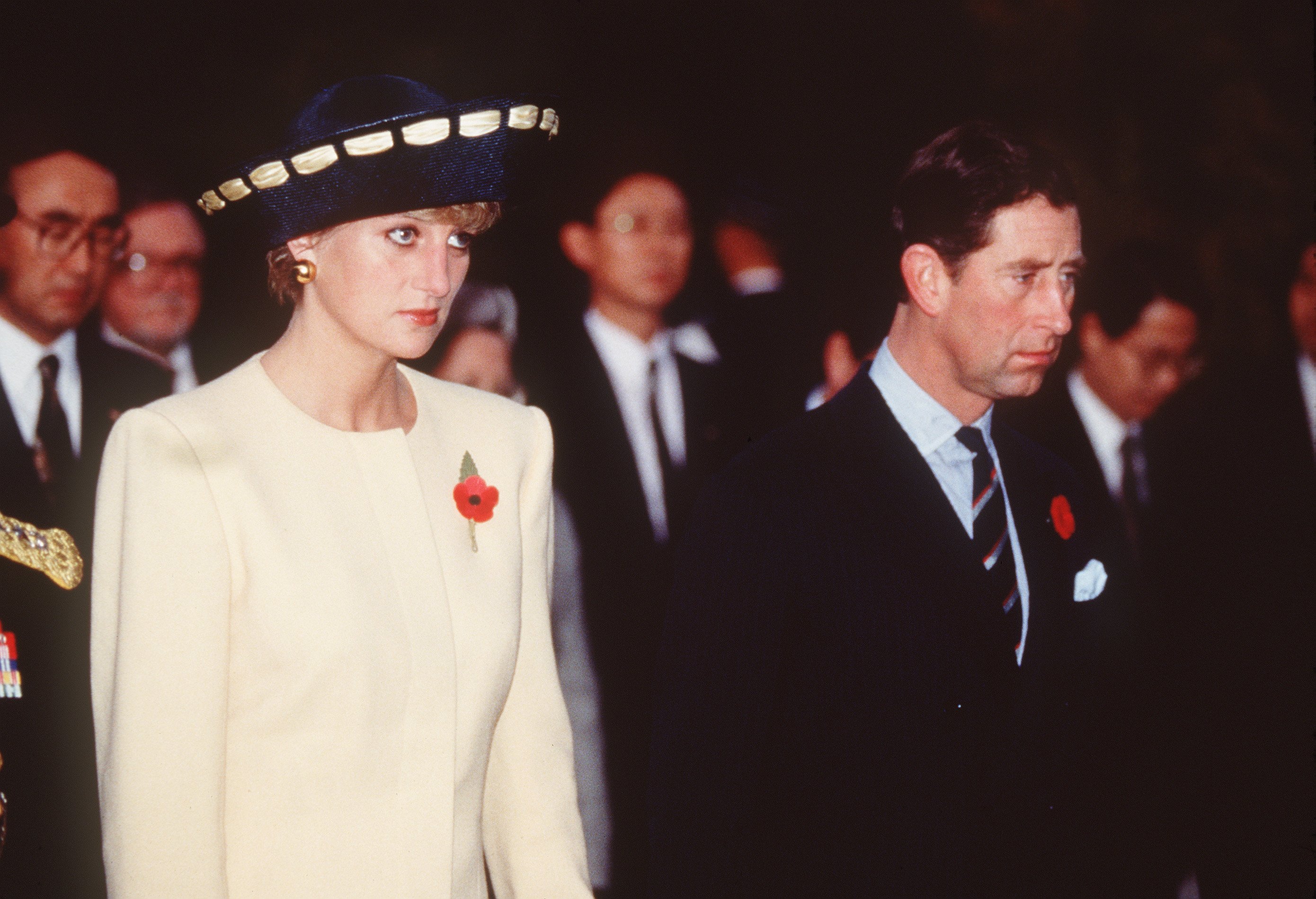 Charles y Diana visitan el Cementerio Nacional el 2 de noviembre de 1992 en Seúl, Corea del Sur. | Foto: Getty Images