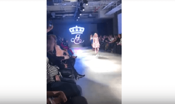 Niña cumplió su sueño de modelar en una pasarela-Imagen tomada de YouTube-Crawley News 24 Niña cumplió su sueño de modelar en una pasarela-Imagen tomada de YouTube-Crawley News 24