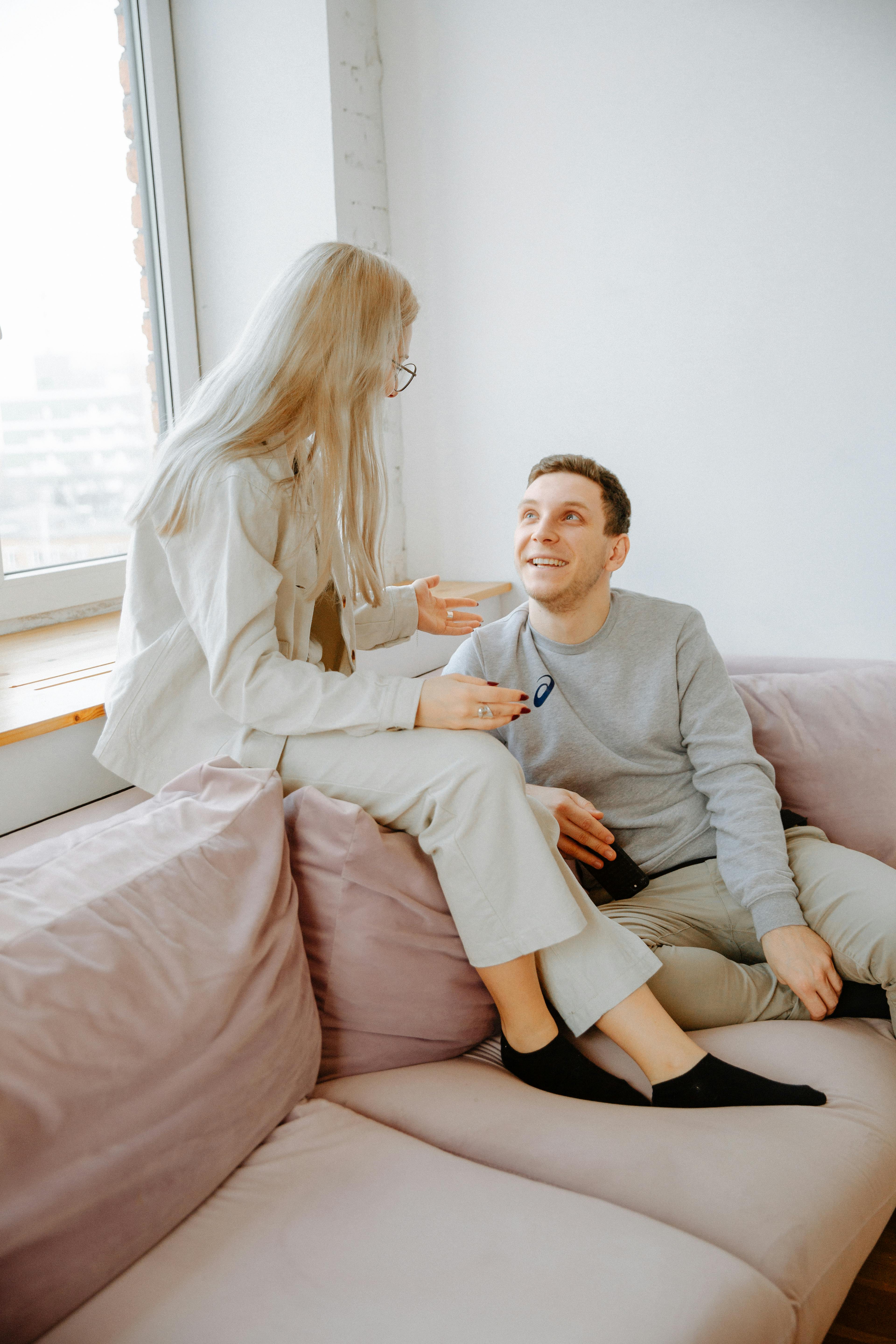 A couple talking while on a couch | Source: Pexels