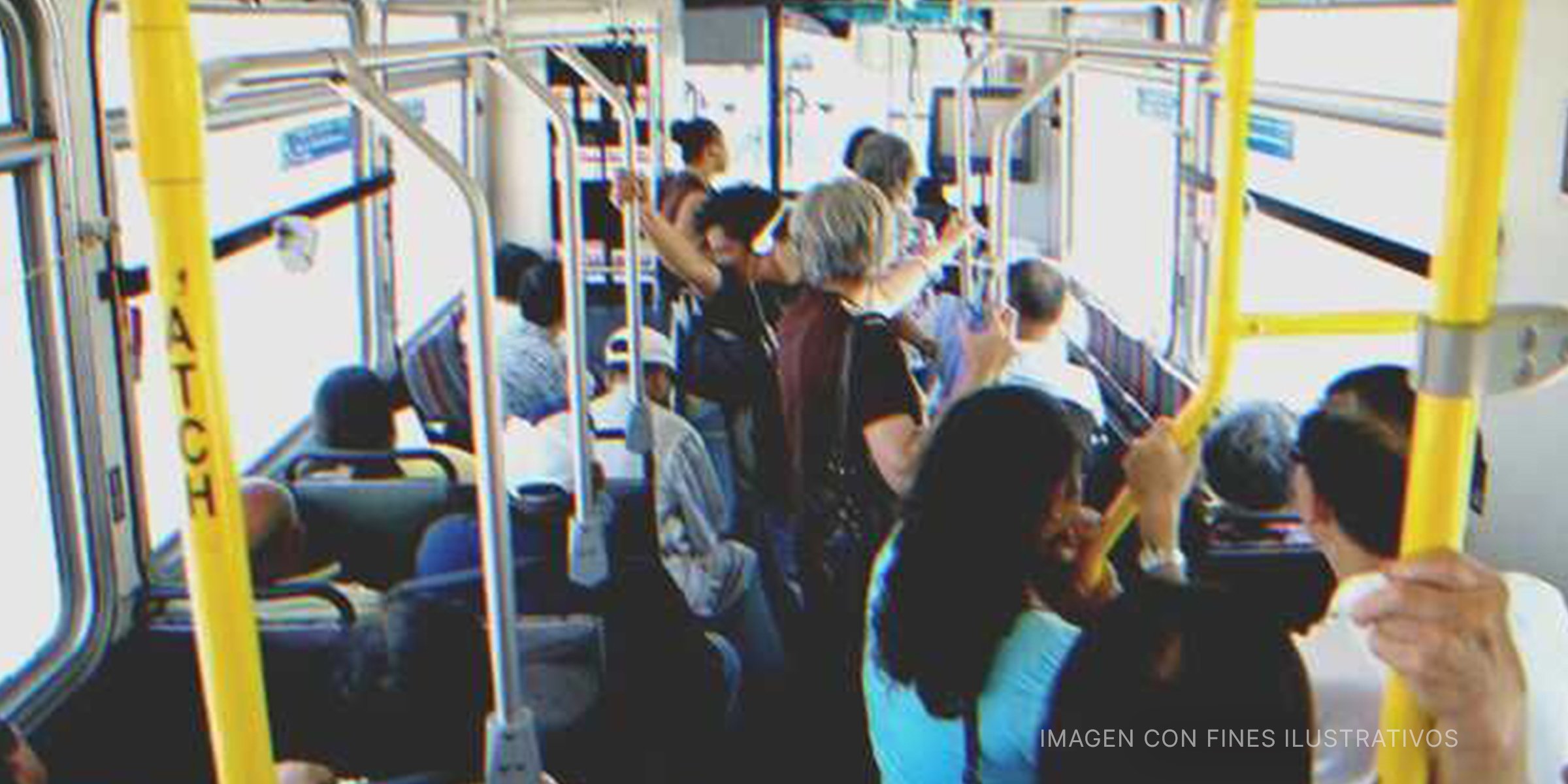 Interior de un autobús con pasajeros. | Flickr / Frederick Dennstedt