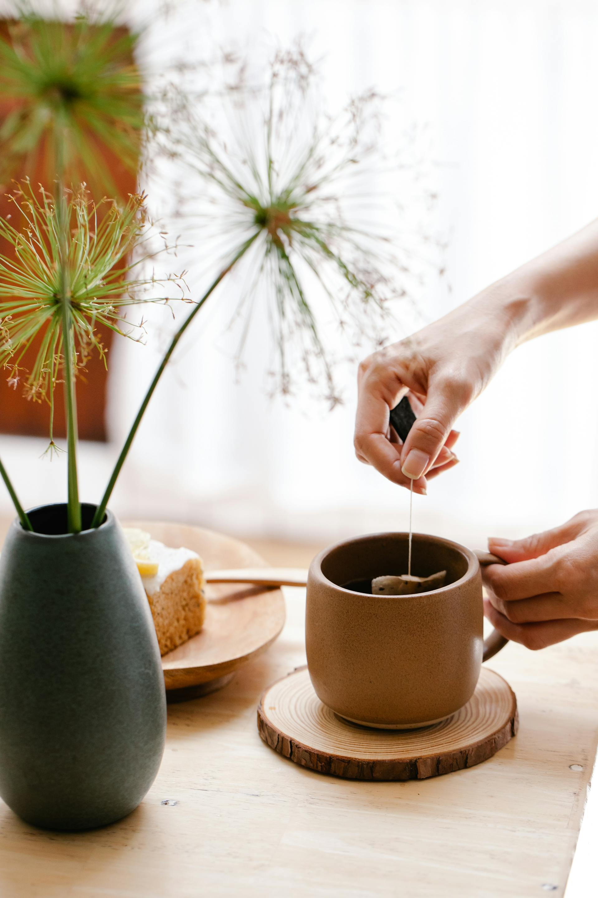 A woman holding a teabag | Source: Pexels