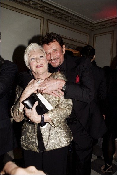 Parti Sidaction le 2 février 2005 à Paris, France - Line Renaud et Johnny Hallyday. | Photo : Getty Images