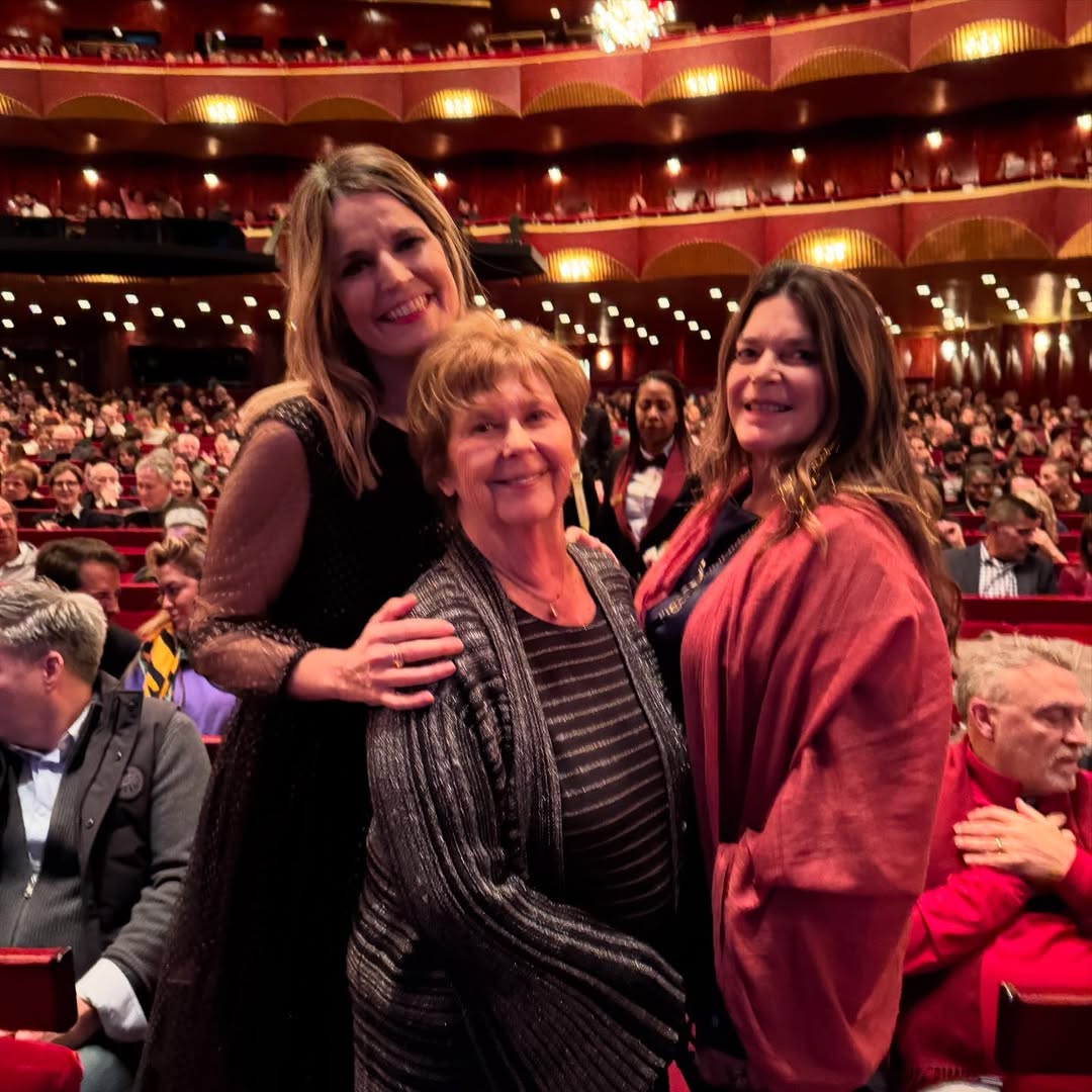 Savannah and her sister Annie Guthrie take photo with their mom her mom Nancy smile as they take selfie, from a post dated December 21, 2024. | Source: Instagram/savannahguthrie