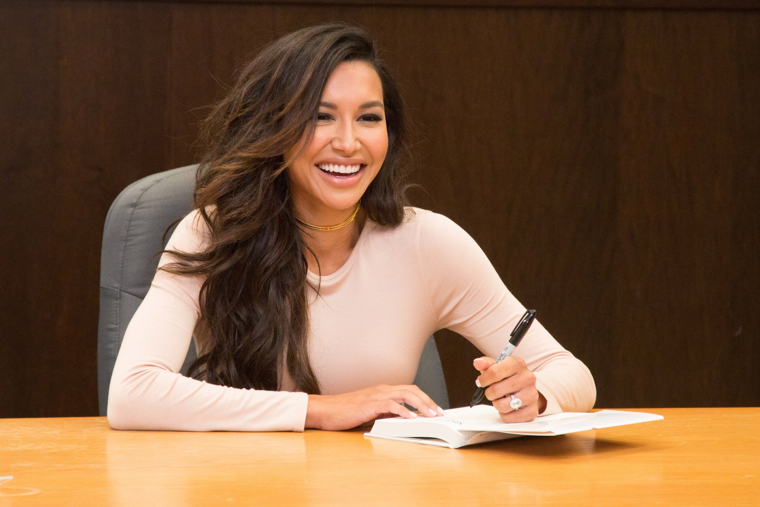 Naya Rivera pictured her book signing for "Sorry Not Sorry." 2016, California. | Photo: Getty Images 