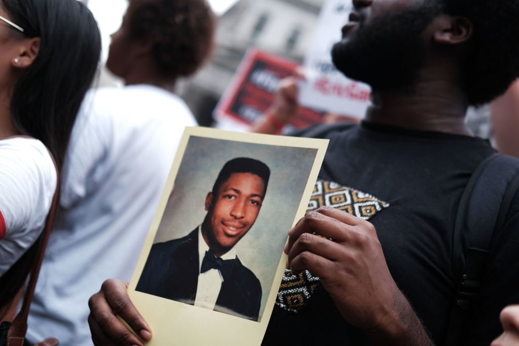 People participate in a protest to mark the five year anniversary of the death of Eric Garner during a confrontation with a police officer in the borough of Staten Island | Photo: Getty Images