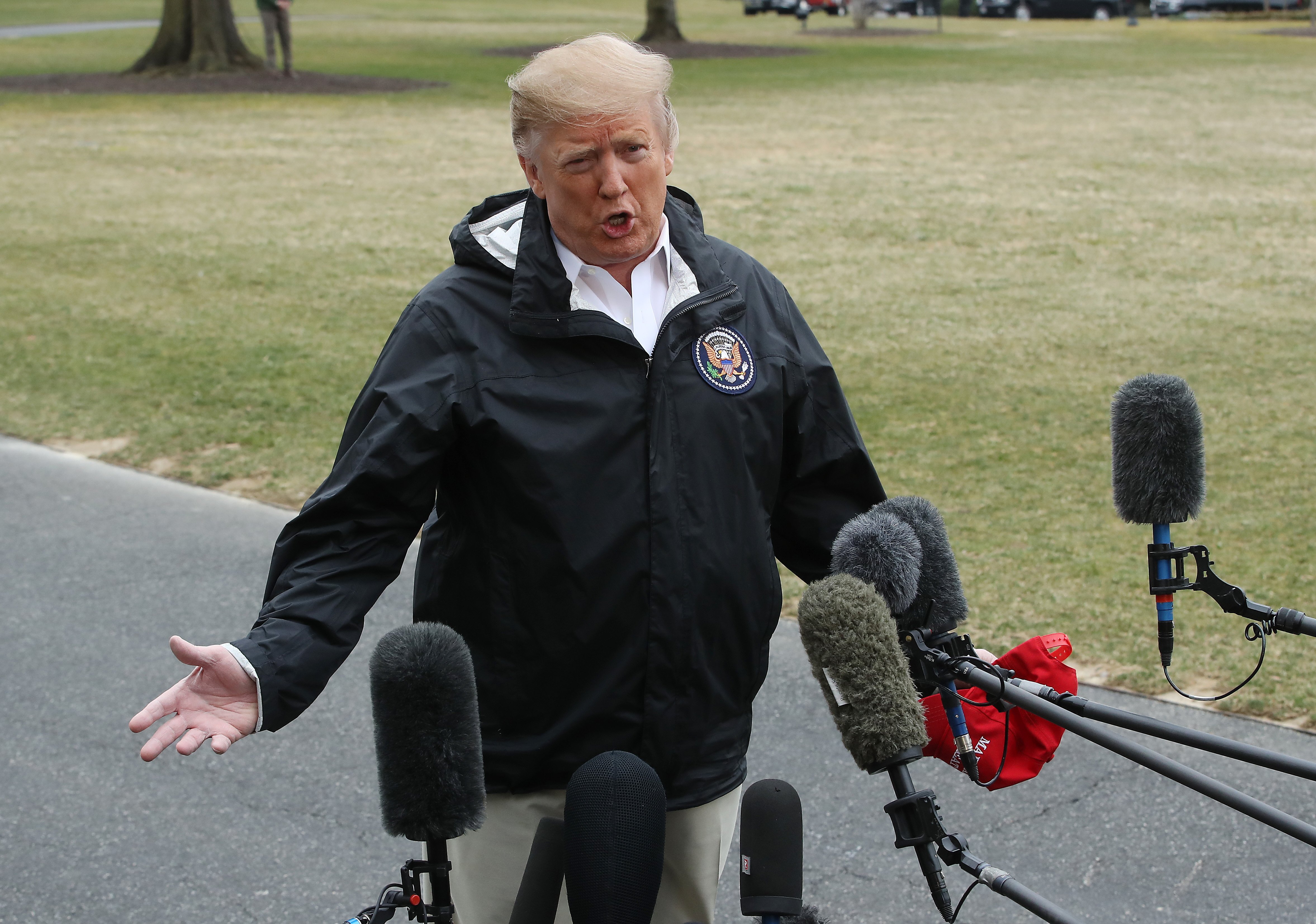 Donald Trump speaking to the media outside the White House before flying to Alabama | Photo: Getty Images