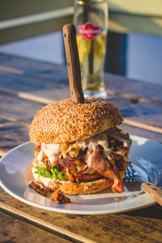 Un hamburger et des frites | Photo : Pexels Un hamburger et des frites | Photo : Pexels