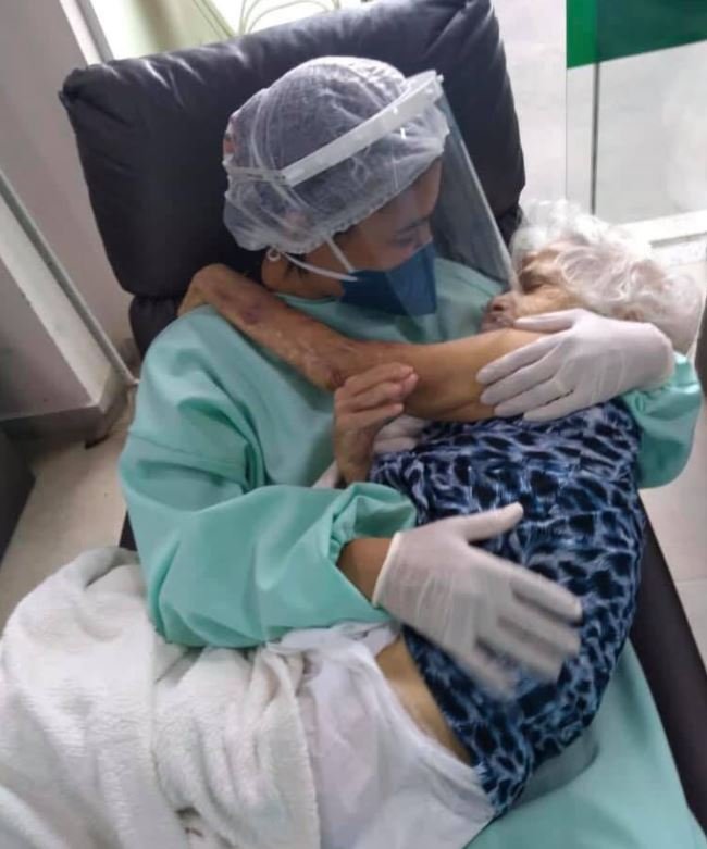 La enfermera Valdirene Machado sosteniendo a su paciente. | Foto: Captura de Facebook.com/val.machado.585112