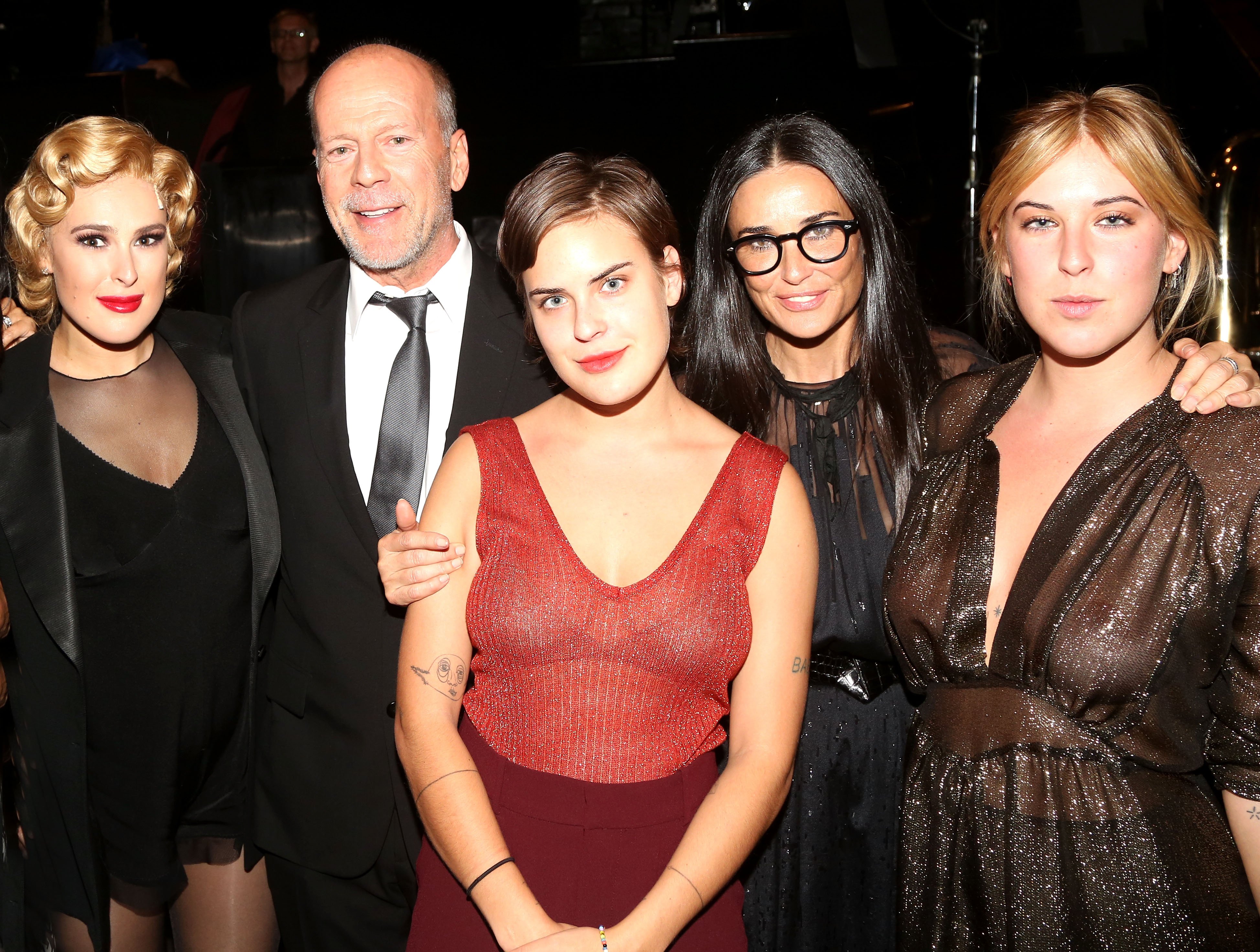 (L-R) Rumer Willis, Bruce Willis, Tallulah Willis, Demi Moore, and Scout Willis pose backstage at The Ambassador Theater on September 21, 2015 in New York City. | Source: Getty Images