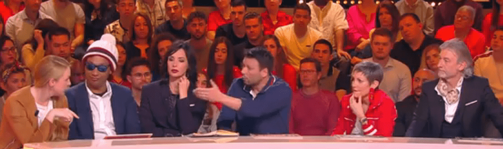 Raymond Aabou tacle Emiline Leudet sur le plateau de TPMP. | Capture d'ecran Voici (Brightcove Player)