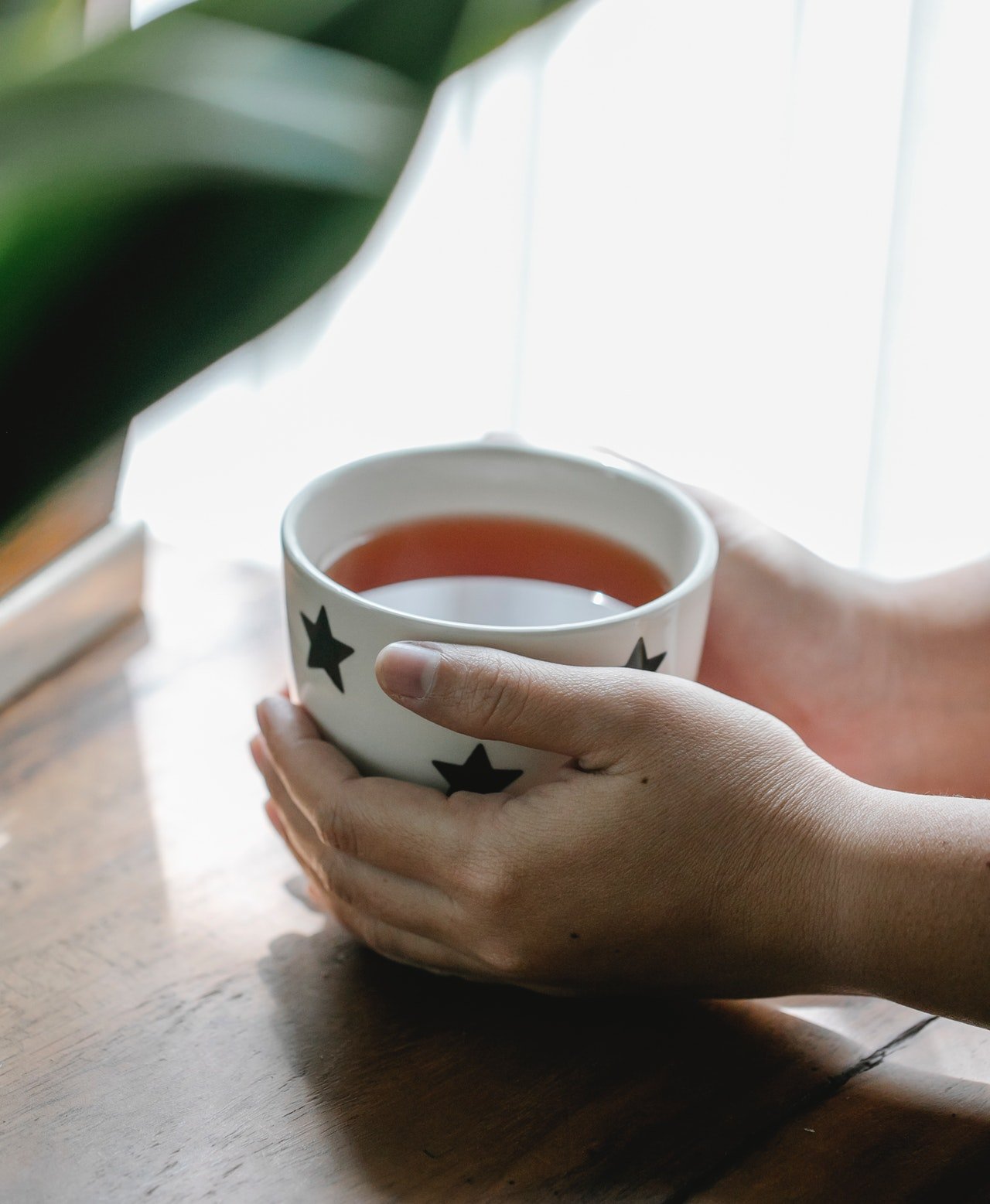 Simone drank tea and explained that she had cancer too. | Source: Pexels