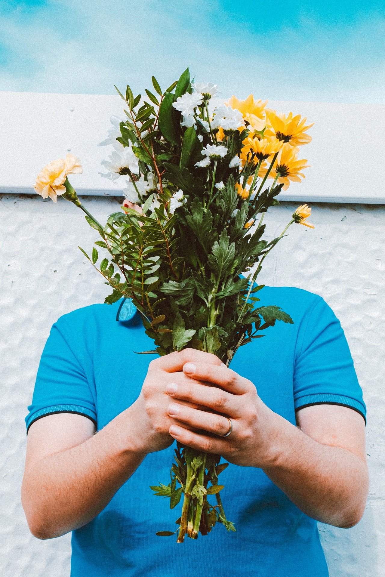 Hombre con un ramo de flores. | Foto: Pexels