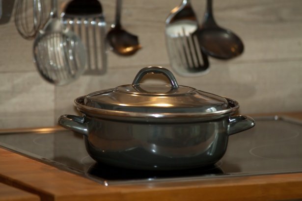 Olla con comida sobre estufa. | Imagen: Public Domain Pictures Olla con comida sobre estufa. | Imagen: Public Domain Pictures
