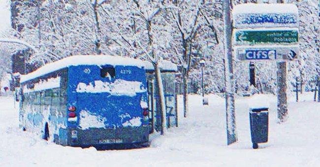 A bus in a very snowy day | Source: Shutterstock
