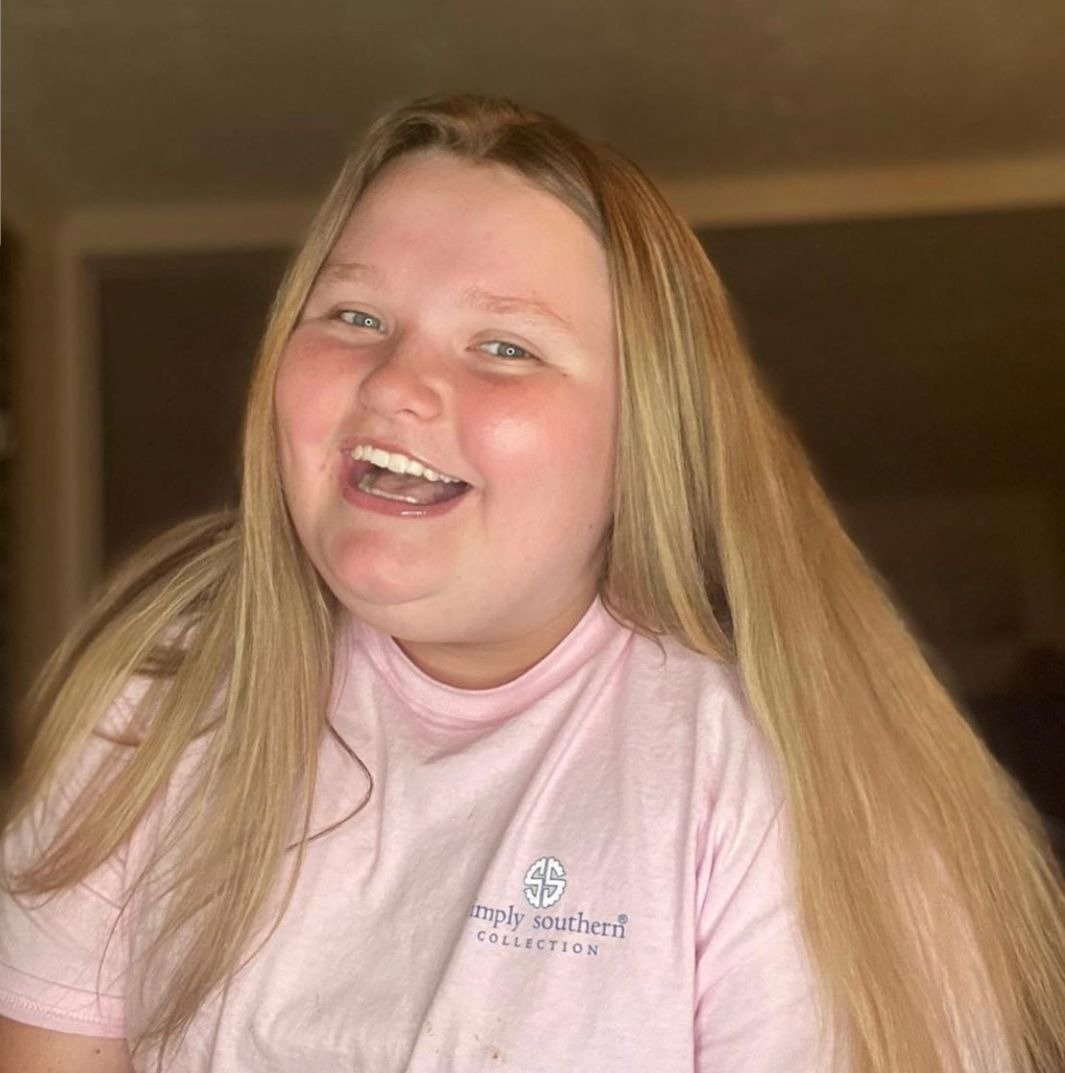 Alana 'Honey Boo Boo' Thomspon flashes her beautiful smile in a casual snap, June, 2020. | Photo: Instagram/honeybooboo.