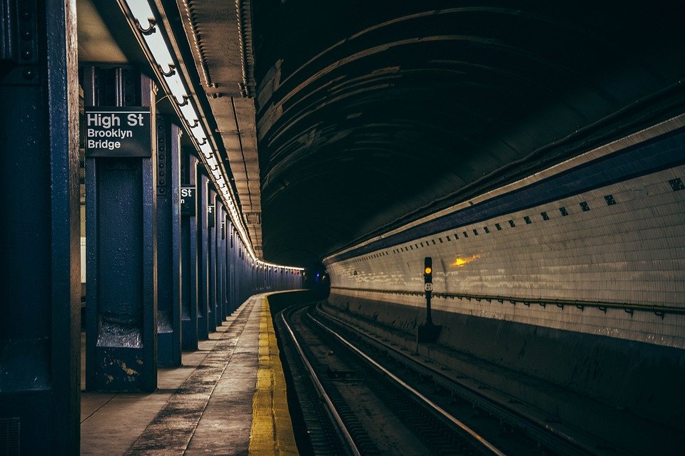 Fotografía de las vías del tren y una plataforma del metro de Nueva York. | Foto: Pixabay
