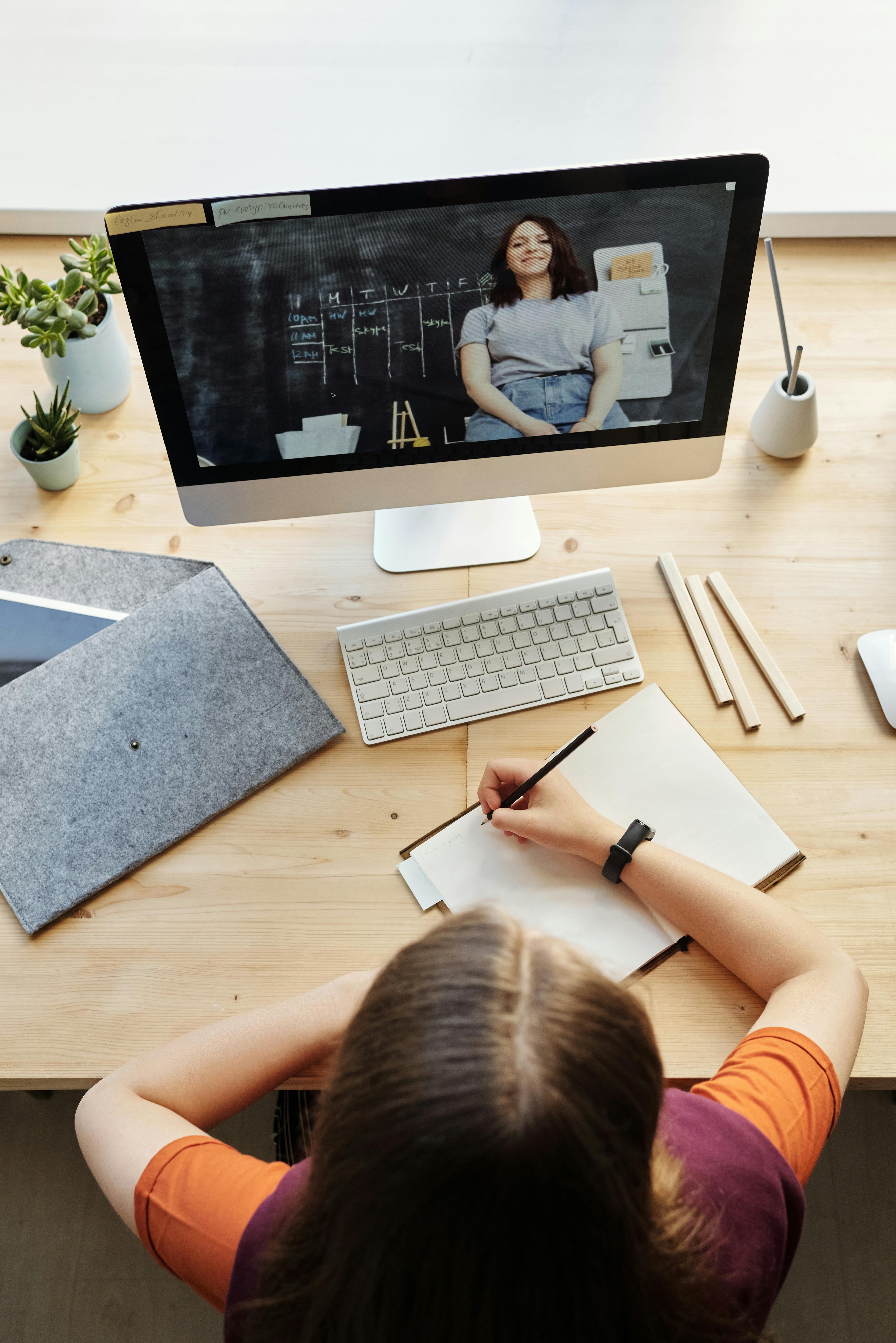 A girl studying | Source: Pexels