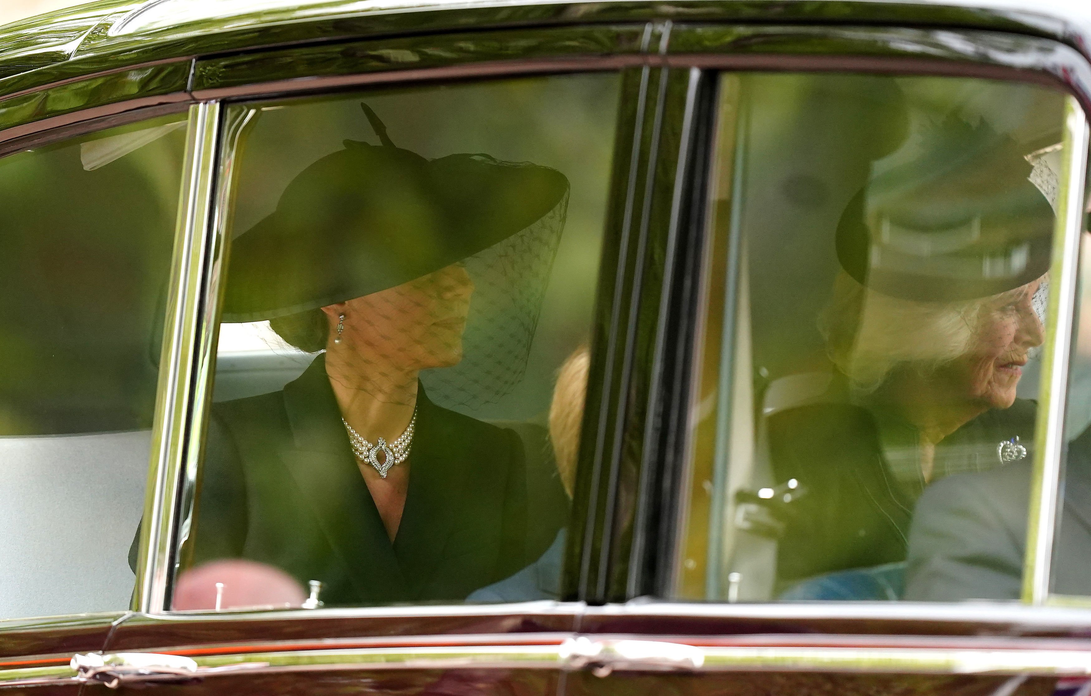 Prinzessin Kate, Königsgemahlin Camilla und Prinz George fuhren vor dem Staatsbegräbnis von Königin Elizabeth II. in der Westminster Abbey am 19. September 2022 in London, England, die Mall hinunter | Quelle: Getty Images