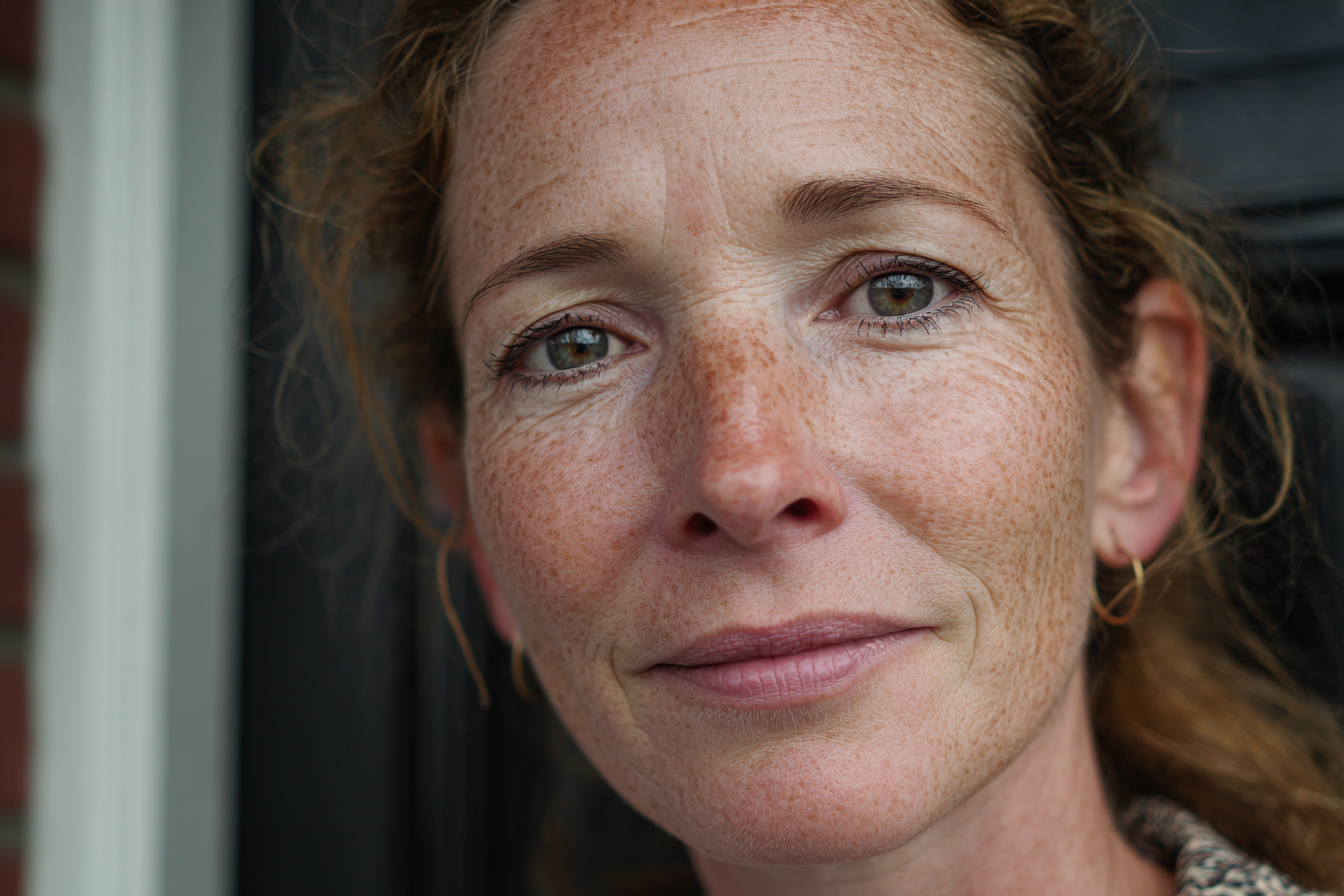 A woman looking straight ahead | Source: Midjourney