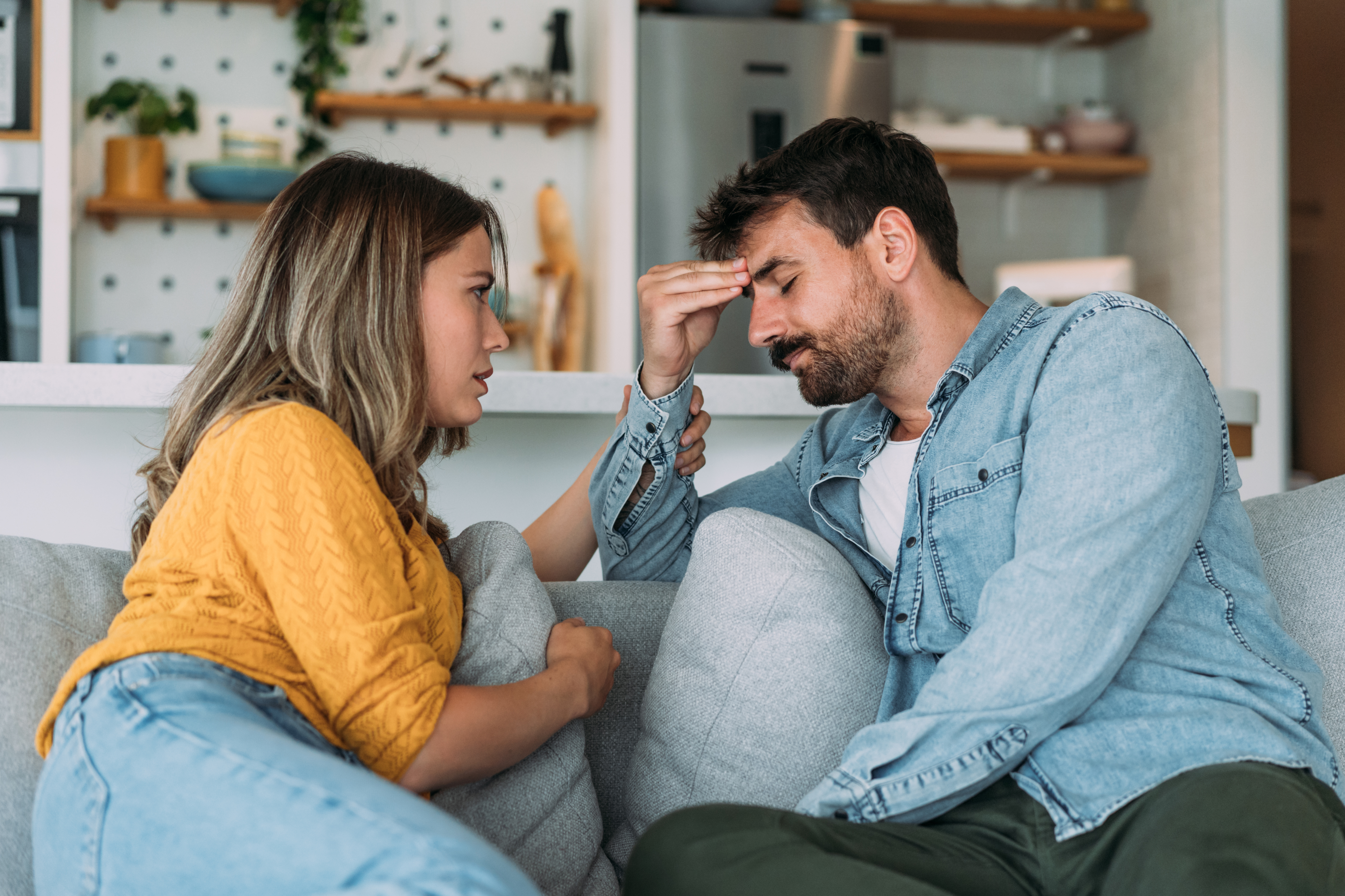 A husband and wife having serious talk | Source: Getty Images