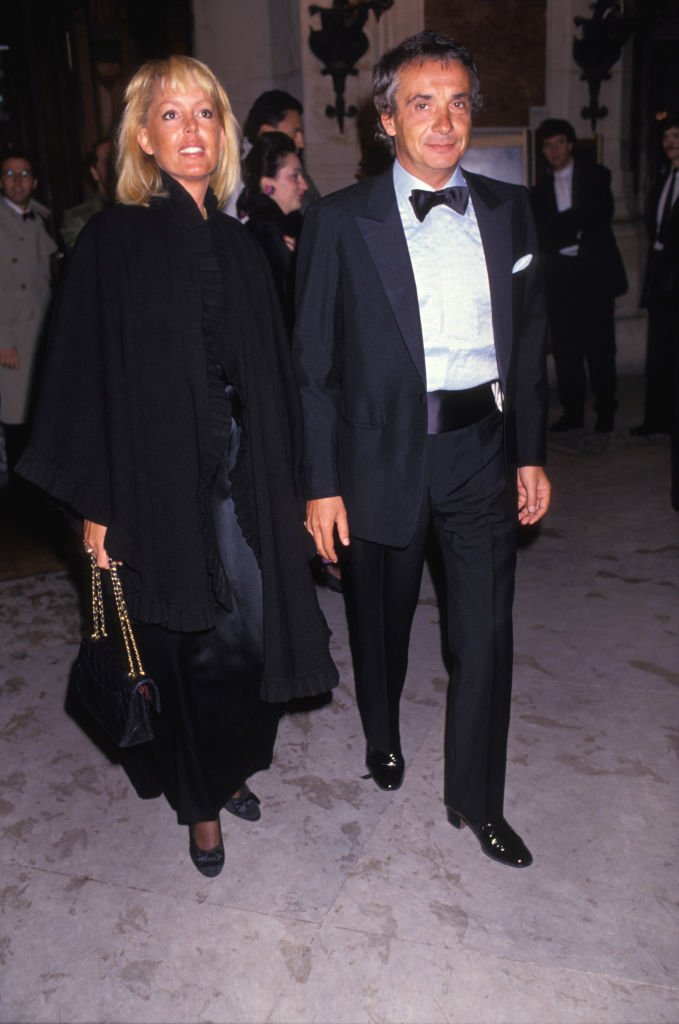 Michel Sardou et sa femme Élisabeth Haas lors de la soirée ''Sinatra'' à Paris le 25 avril 1989, France. | Photo : Getty Images