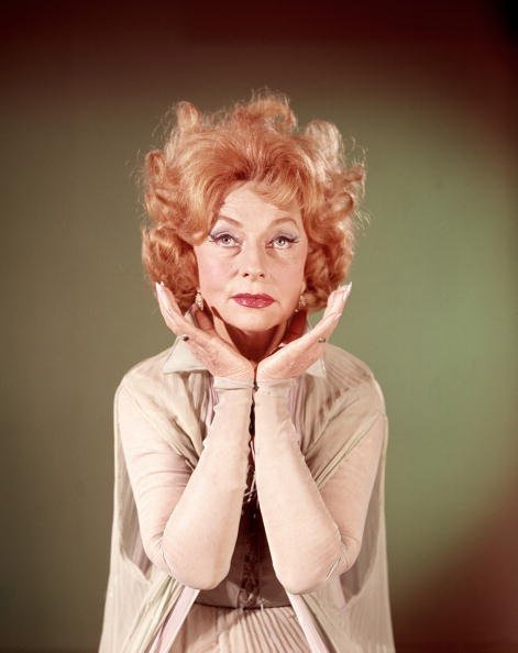 Agnes Moorehead on the set "Bewitched" | Photo: Getty Images