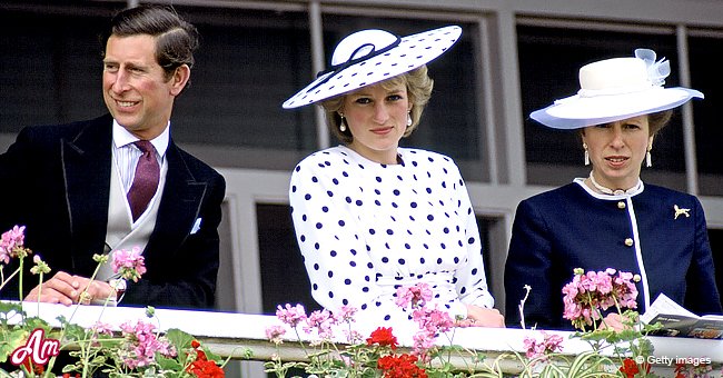 El príncipe Charles, la princesa de Gales con la princesa Anne viendo el Derby en Epsom, Surrey. | Foto: Getty Images