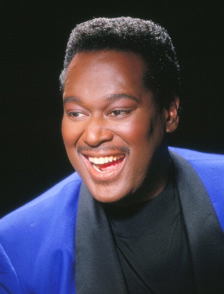 Late singer Luther Vandross poses for a portrait in 1995 in Los Angeles, California | Photo: Getty Images