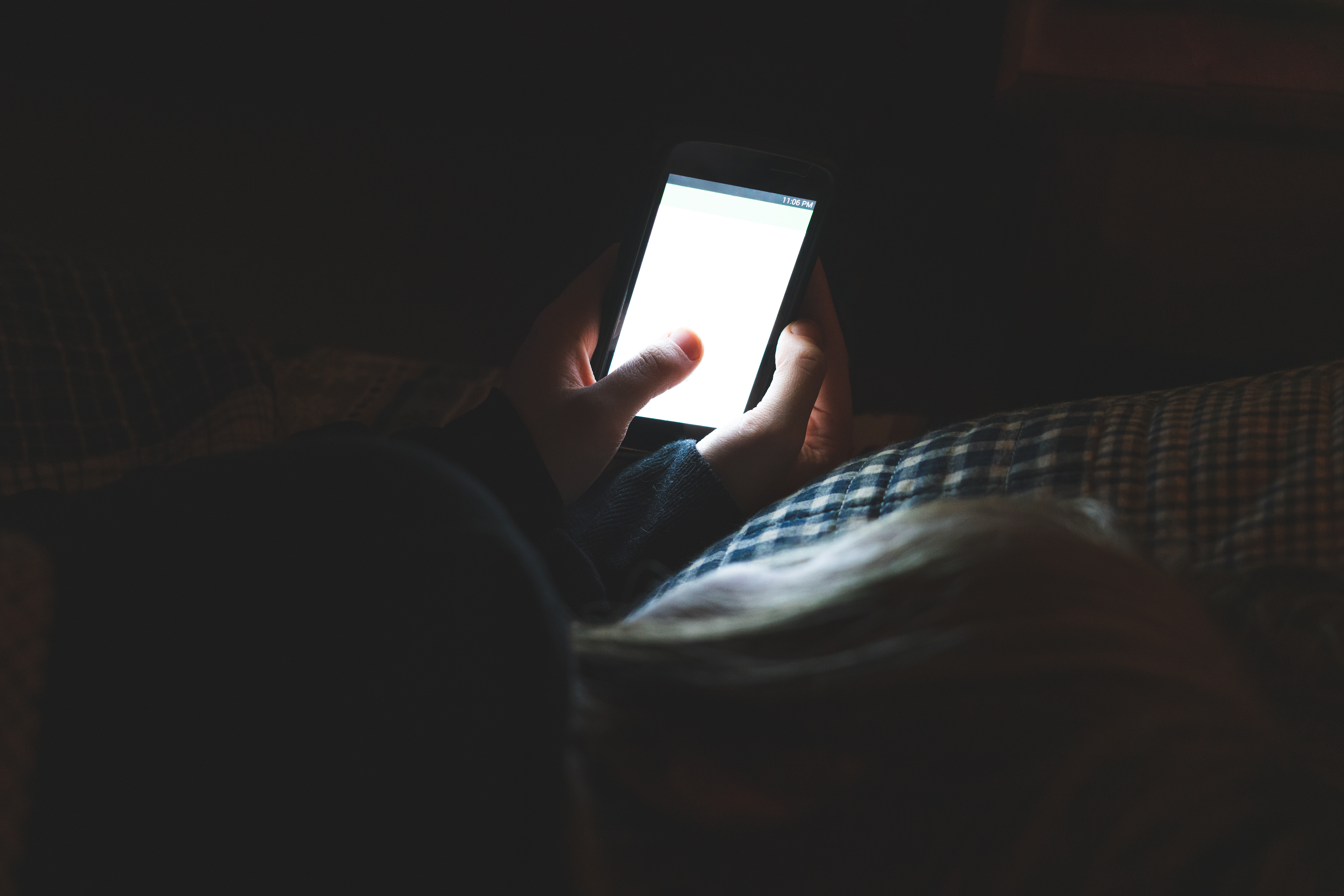 A person using a smart phone in the dark | Source: Pexels