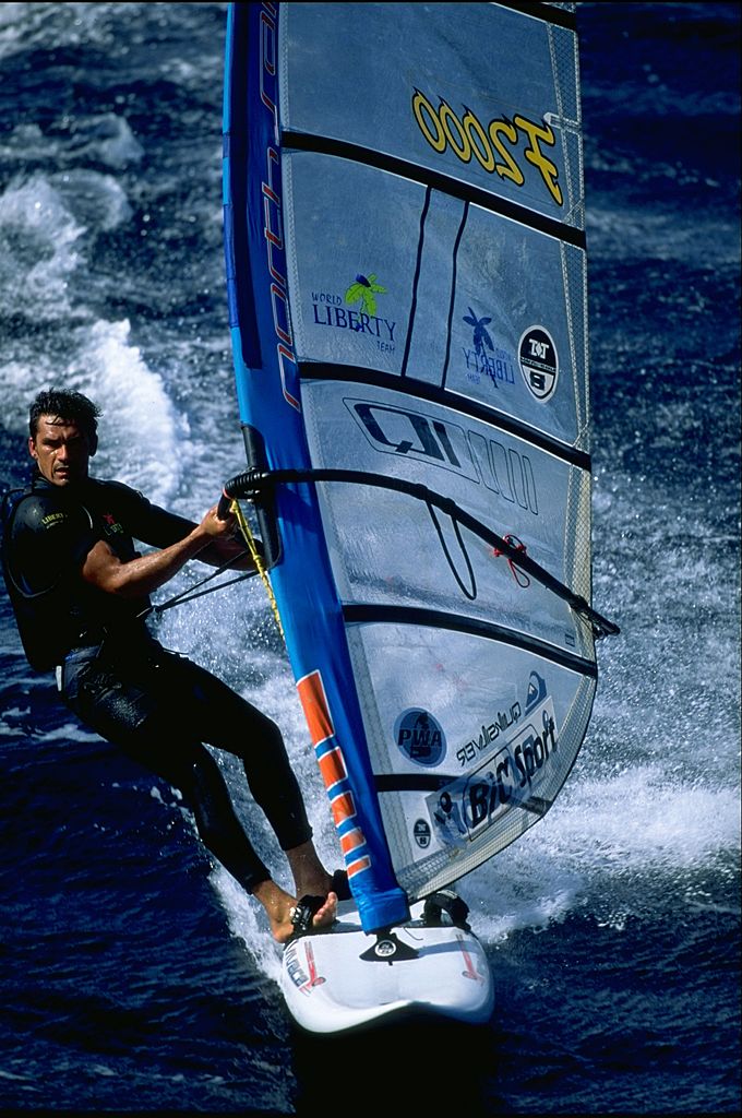 Le Français Robert Tertiitehau participe à la Trans Atlantic Windsurf Race, de St John's (Terre-Neuve) à Weymouth (Grande-Bretagne) pour l'équipe Liberty. | Photo : Getty Images