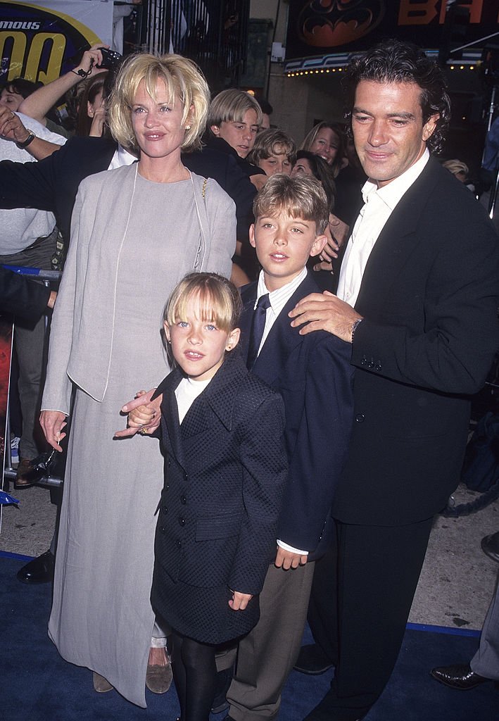 Melanie Griffith, Antonio Banderas, Dakota Johnson, y Alexander Bauer, asisten al estreno de "Batman & Robin" en Westwood el 12 de junio de 1997. | Foto: Getty Images