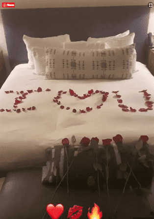 A bed in the Bahamas covered in rose petals. | Source: InstagramStories/Alex Rodriguez