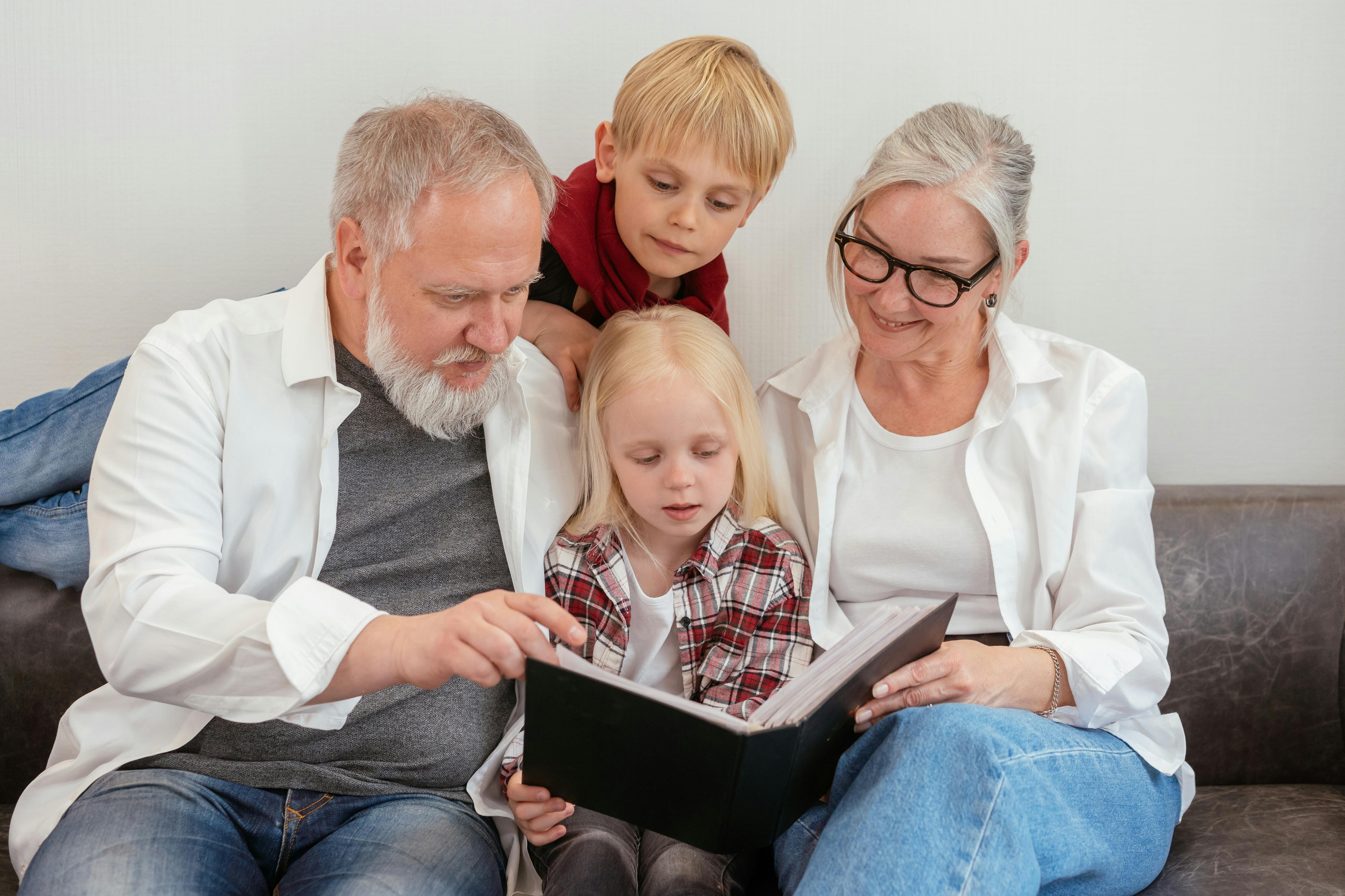 Grandparents and grandchildren reading together | Source: Pexels