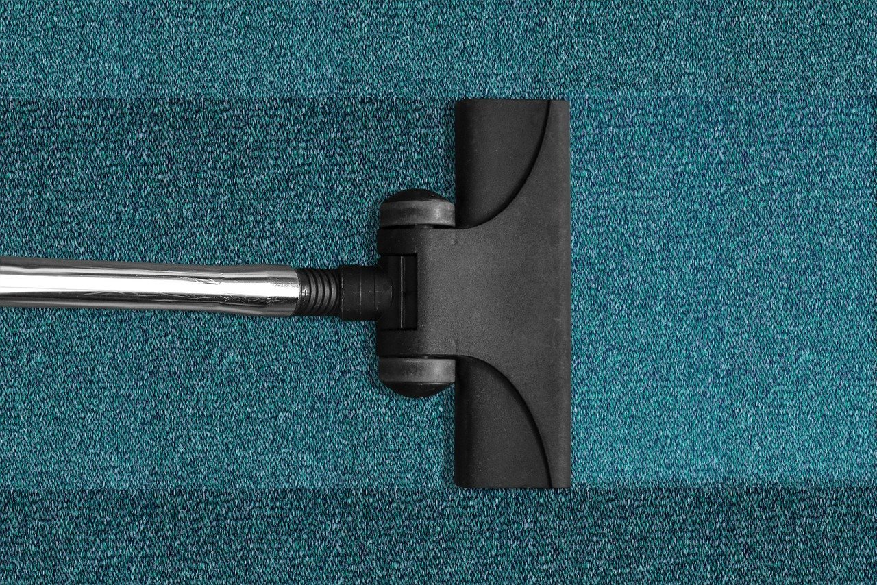 The head of a vacuum cleaner working over a carpet | Photo: Pixabay/Michal Jarmoluk