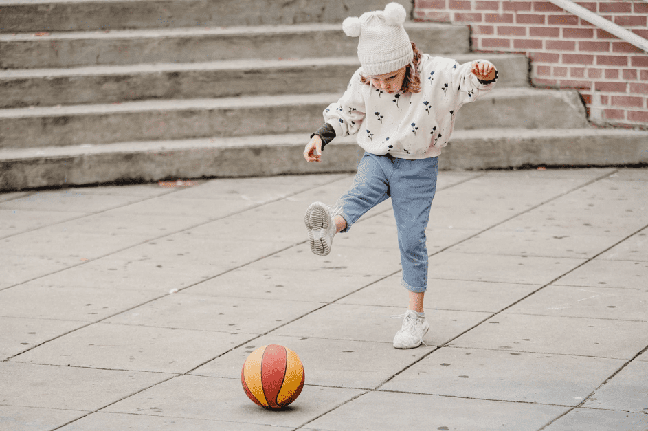 Sarah ging zum Spielen raus, dann sah Anna den älteren Mann bei ihr. | Quelle: Pexels