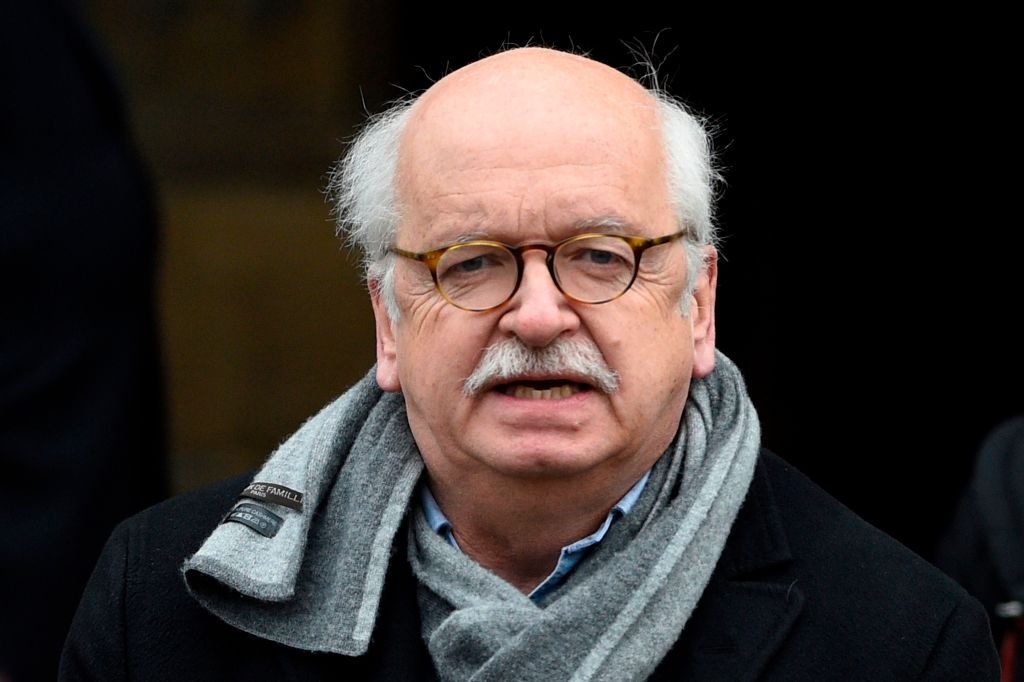 Erik Orsenna part après avoir assisté à la cérémonie d'obsèques du journaliste français Jacques Chancel à l'église Saint-Germain-des-Pres à Paris, le 6 janvier 2015. | Photo : Getty Images