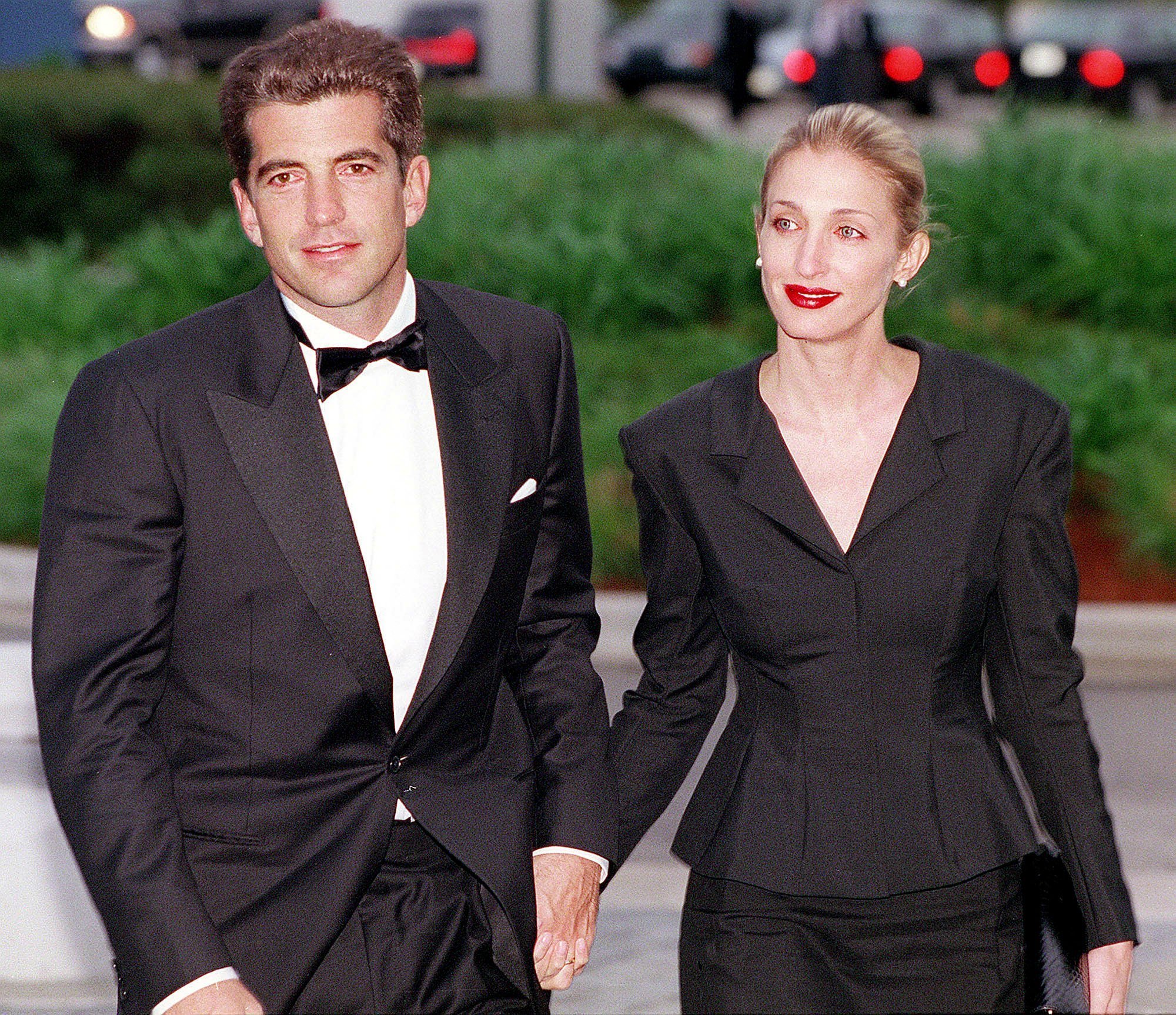 John F. Kennedy, Jr. and Carolyn Bessette Kennedy arrive at the annual John F. Kennedy Library Foundation dinner on May 23, 1999, at the Kennedy Library in Boston, MA. | Photo: Getty Images.