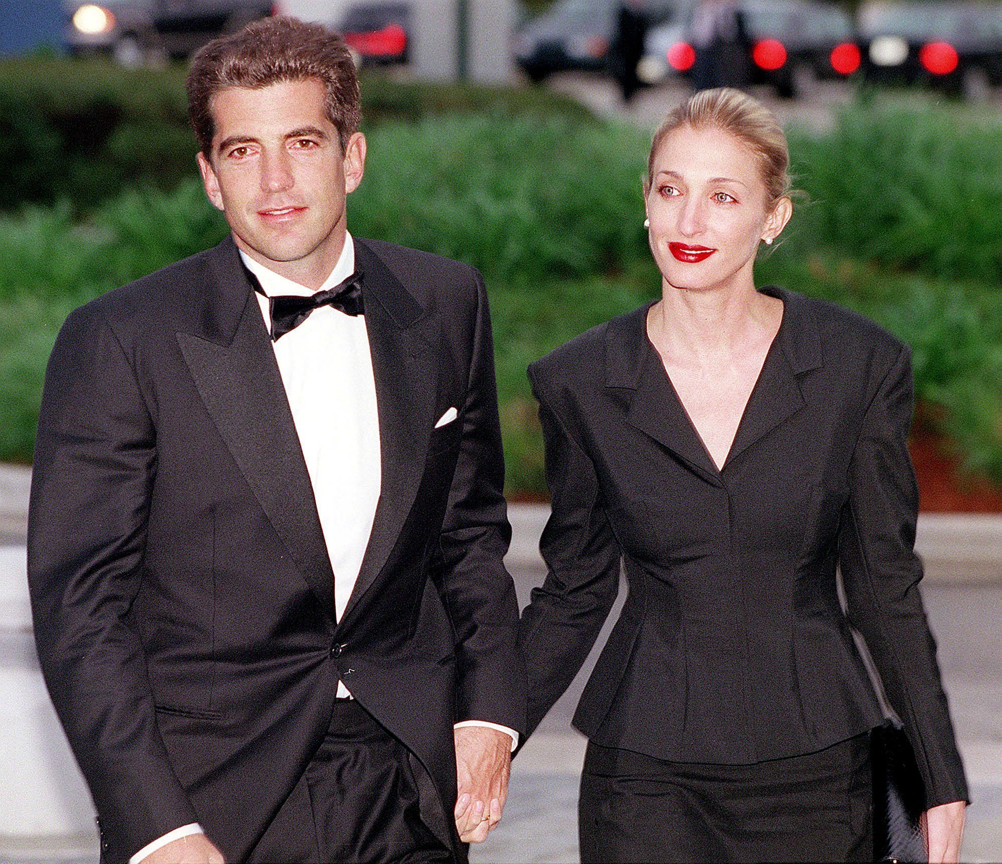 John F. Kennedy, Jr. and his wife Carolyn Bessette Kennedy arrive at the annual John F. Kennedy Library Foundation dinner on May 23, 1999. | Source: Getty Images