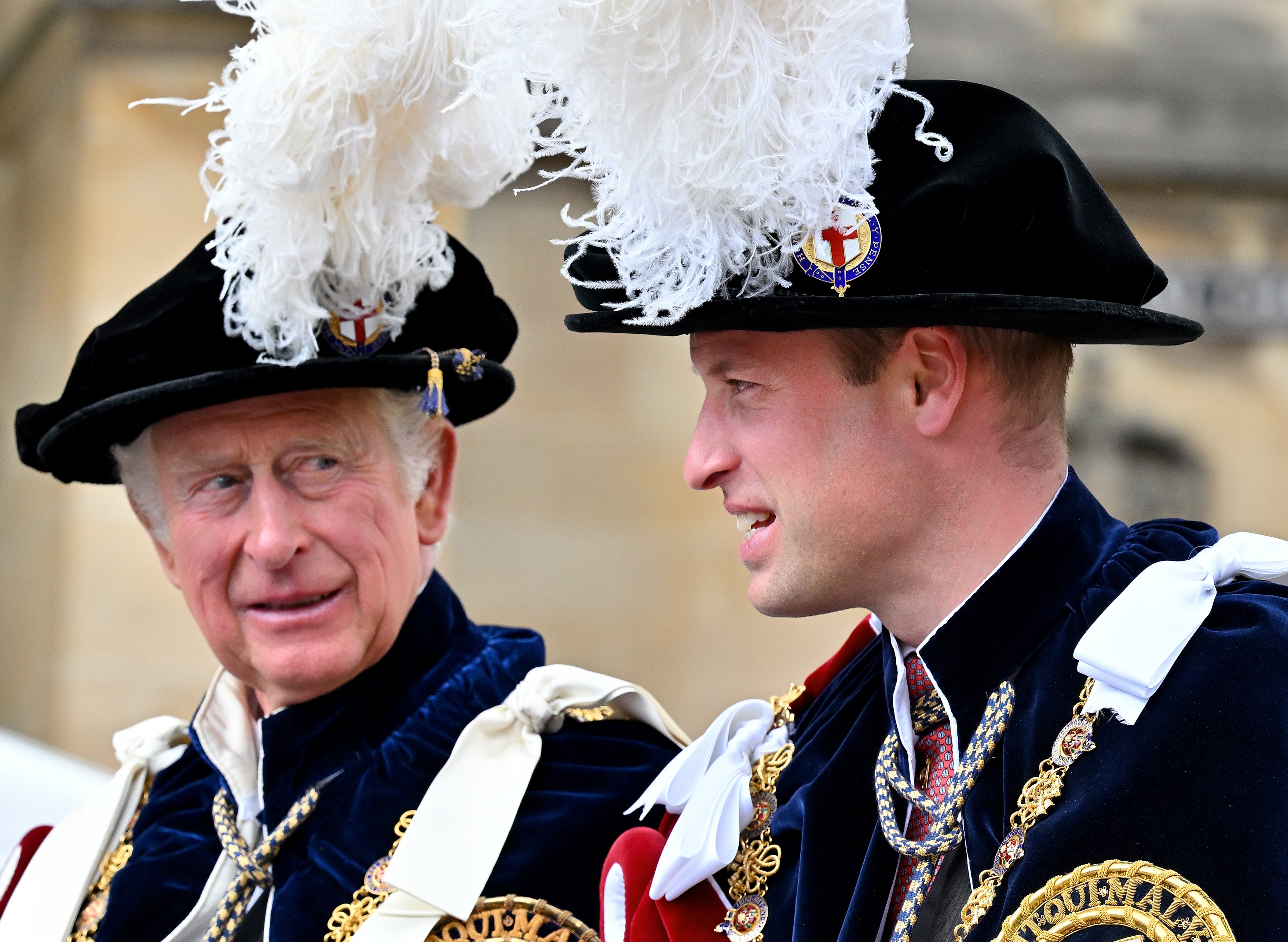 Prinz Charles, jetzt König, und Prinz William, nehmen am 13. Juni 2022 in Windsor, England, am Orden des Hosenbandordens in der St. George's Chapel auf Schloss Windsor teil. | Quelle: Getty Images