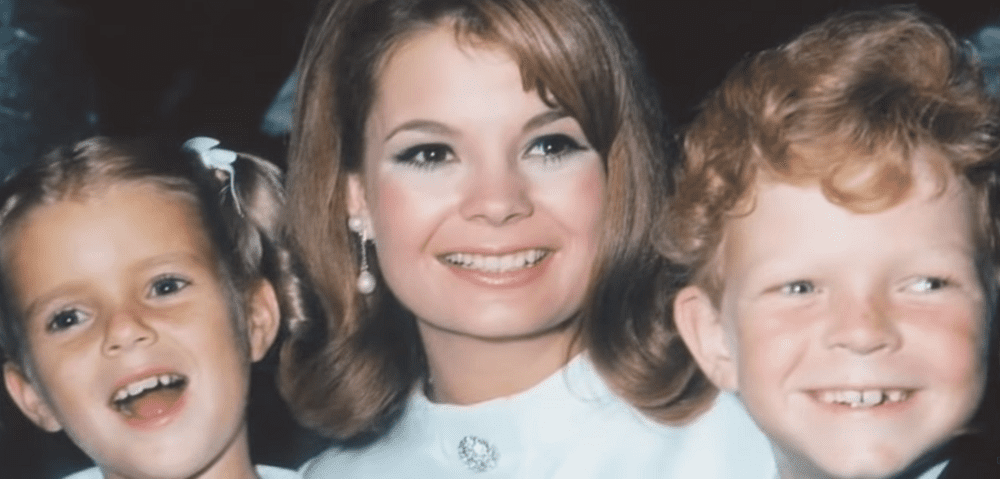 Anissa Jones, Kathy Garver y Johnny Whitaker de 'Family Affair'. | Imagen: YouTube/watchJojo Anissa Jones, Kathy Garver y Johnny Whitaker de 'Family Affair'. | Imagen: YouTube/watchJojo