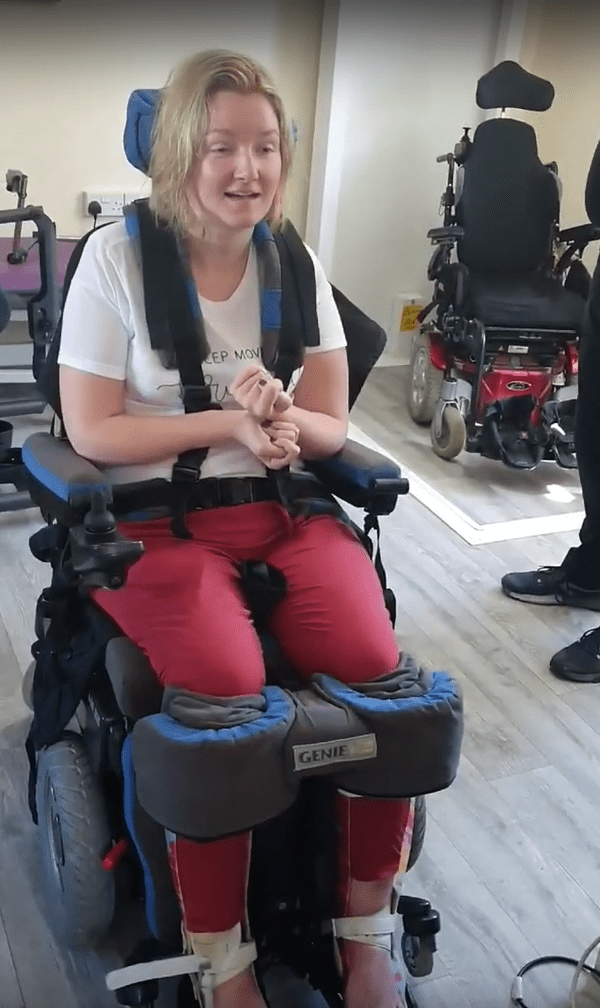 Ruth Haslam en la demostración de una silla de ruedas especial. | Imagen: YouTube/James Court