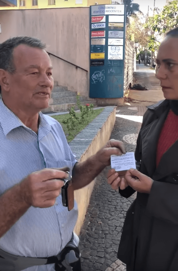 Celio Pereira devolviendo las llaves del automóvil a Margarete Mormul. | Imagen: YouTube/Portal Pérola Celio Pereira devolviendo las llaves del automóvil a Margarete Mormul. | Imagen: YouTube/Portal Pérola
