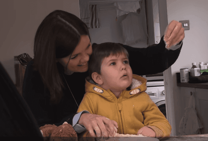 El pequeño George con su madre, Claire. Fuente: Youtube/The Dementia Strikes Children Too Campaign