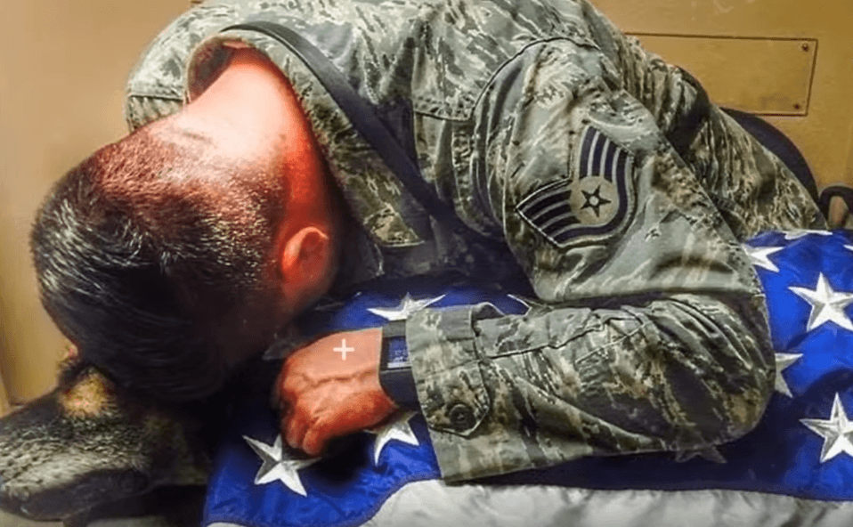 Kyle Smith saying goodbye to this cherished military dog. | Photo: YouTube/nollygrio