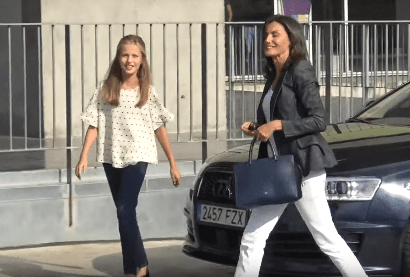 La Reina Letizia y la princesa Leonor visitan al Rey Juan Carlos I, el 30 de agosto de 2019 en el hospital Quirónsalud de Madrid. | Imagen: YouTube/ Europa Press La Reina Letizia y la princesa Leonor visitan al Rey Juan Carlos I, el 30 de agosto de 2019 en el hospital Quirónsalud de Madrid. | Imagen: YouTube/ Europa Press